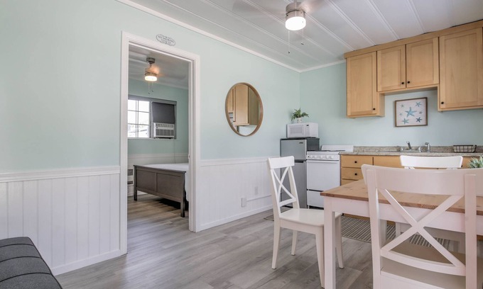 Walnut Grove Cottage | Adorable One Bedroom Cottage along the Sacramento River