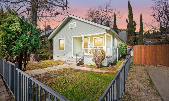 Grass Valley House | Adorable single level downtown Bungalow