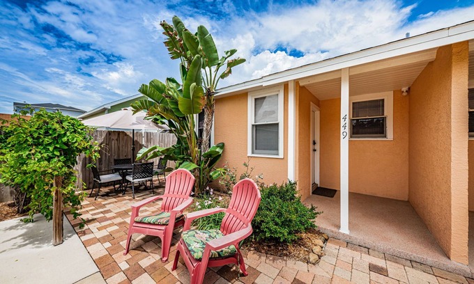 Dunedin Cottage | Adorable Villa 1 min to Downtown Dunedin