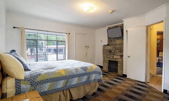 Cherokee Hotel | Affordable Riverside Room w/Scenic Views – Ideal For Rest After Mountain Trips