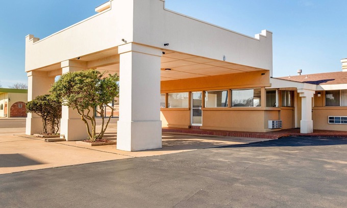 Elk City House | Affordable Stay! FREE Parking, Close to Ackley Park and National Route 66 Museum