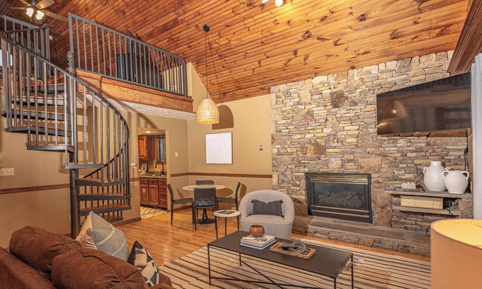 Pigeon Forge Resort | Ain't Misbehavin' is located in Woodridge Village in beautiful Pigeon Forge, TN