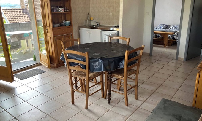 Abbenans Apartment | Air-conditioned apartment with covered terrace, 5km from Bournel golf course