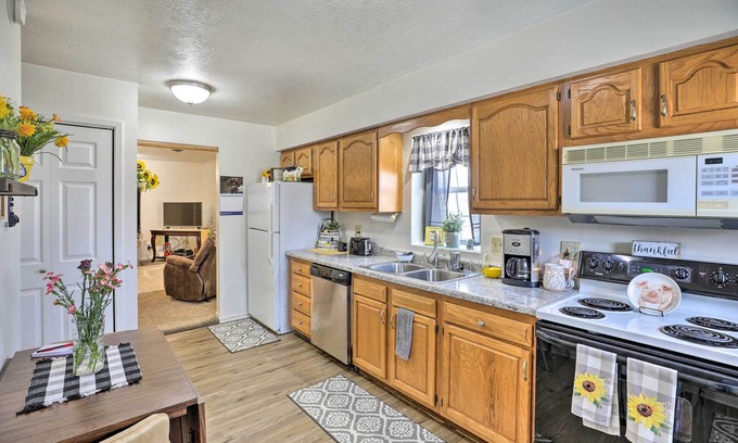 Akron Apartment | Akron Apartment w/Balcony - Hunting Nearby!