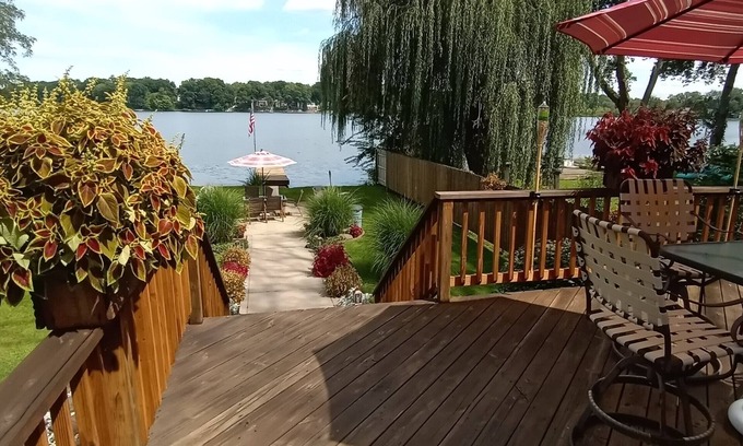 Portage Lakes House | Akron (Portage Lakes) Peaceful Lakefront Cottage with Kayaks