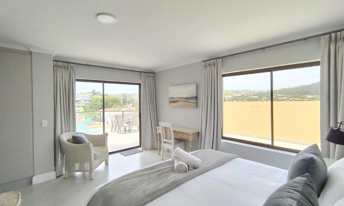 Robberg Beach Apartment | Alba Tramonto - 4 bed 3 bath - 100m to Robberg Beach & Large Patio