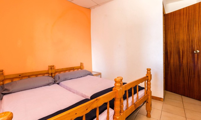 Salas de Pallars Apartment | Alberg La Solana - 11 - Double Room With Two Single Beds (2 Guests)