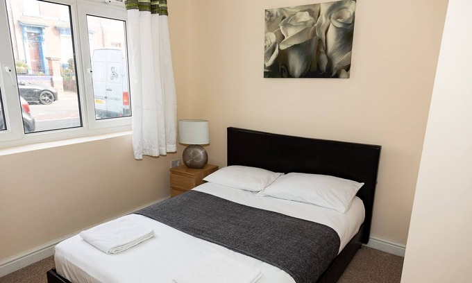 South Shields House | Alexander Apartments Double Rooms-Shared Bathroom