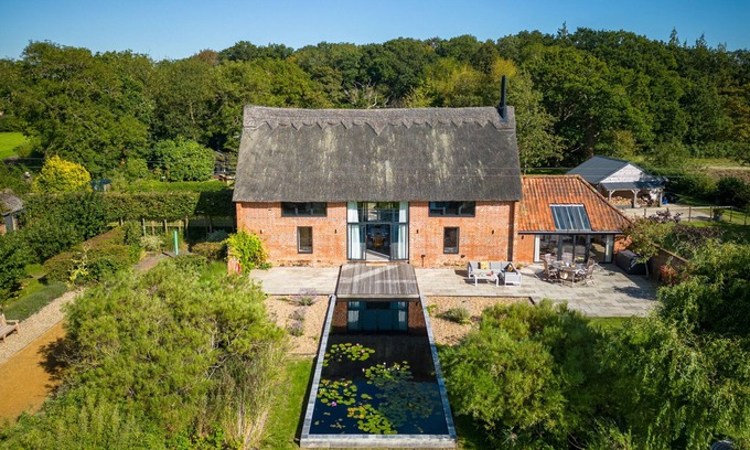 Beccles House | Alexandra Barn - Five Bedroom House, Sleeps 10