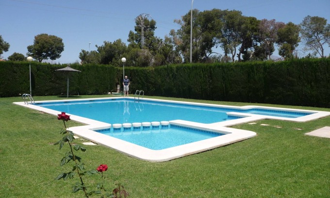 Muchamiel Apartment | Alicante 3 bedroom apartment with swimming pool, near the beach, WIFI, French TV