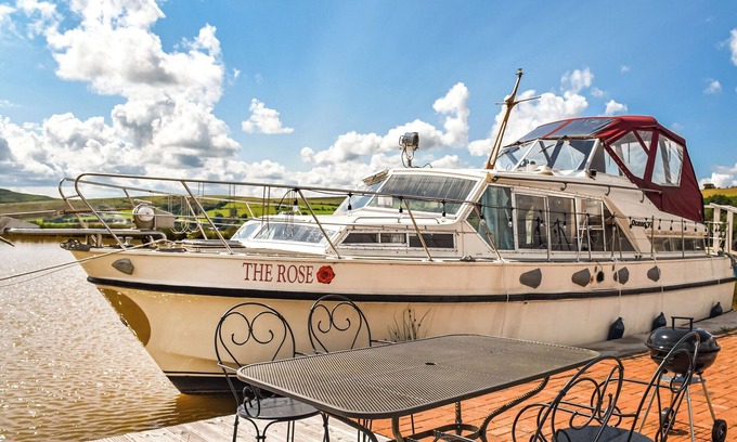 Mawr Cottage | All aboard The Rose at Coynant Farm.
