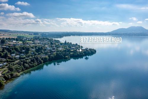 Taupo House | All Decked Out ON the Lake - Taupo