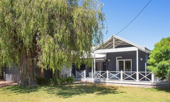 West Busselton House | All Decked Out- WIFI, A/C in bedrooms, Fireplace