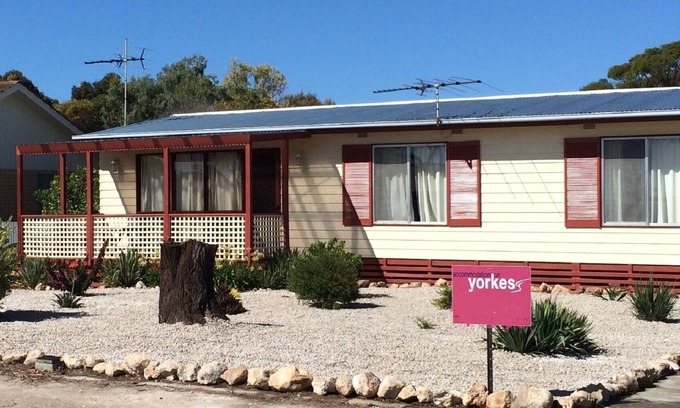 Melville House | All Decked Out - wifi. Off peak special!