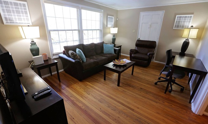 Hillcrest House | All Inclusive Duplex In Hillcrest.Close To Everything- Side 2