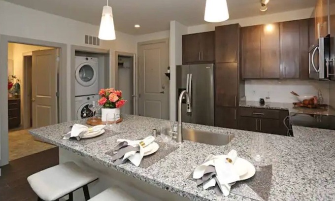 Marquette Apartment | ALL INCLUSIVE-MODERN LUXURY near Downtown State Capitol-HEATED PARKING