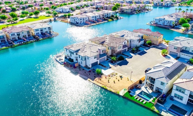 Terra Lago House | All Inclusive-Sunset Lake/Games