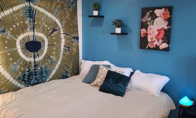 Aurora House | All New Beds, Roku, Private Yard, Pet Friendly