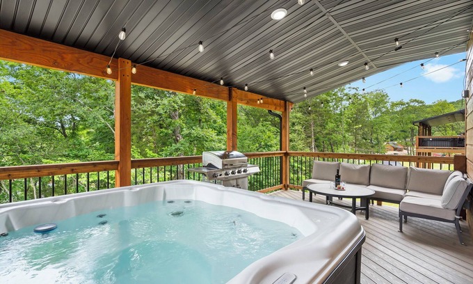 Hollister Cabin | All New Cabin w Free Attraction Tickets-Pvt Hot Tub-Community In & Outdoor Pools