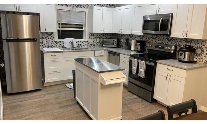 DeLand House | All New Deland Den 4BR, pool, blocks fr Stetson & Downtown