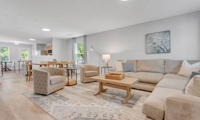 Thompson's Station Apartment | All on One Level | Big Sofa, Clean & Quiet Stay