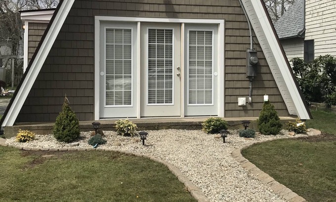 Narragansett House | All Season Rental ! Renovated; 5 min.Walk to Scarborough beach!