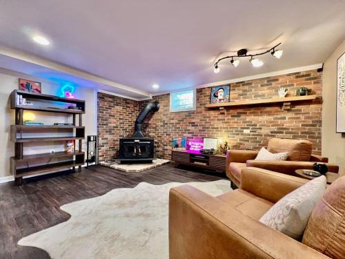 Trenton House | All the Vibes Poolside in Trenton