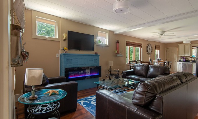 Como House | All You Need Is Your Fur Baby And The Beach! (% of each stay donated to rescue)