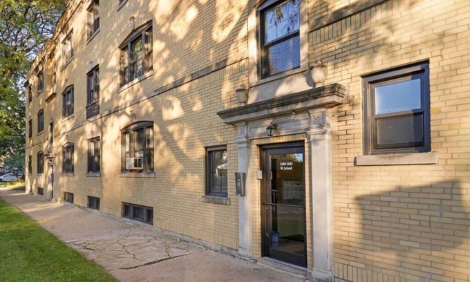 Chicago Apartment | Alluring Studio in Jefferson Park Near Shops