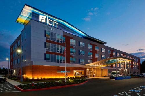 North Olmsted Hotel | Aloft Cleveland Airport