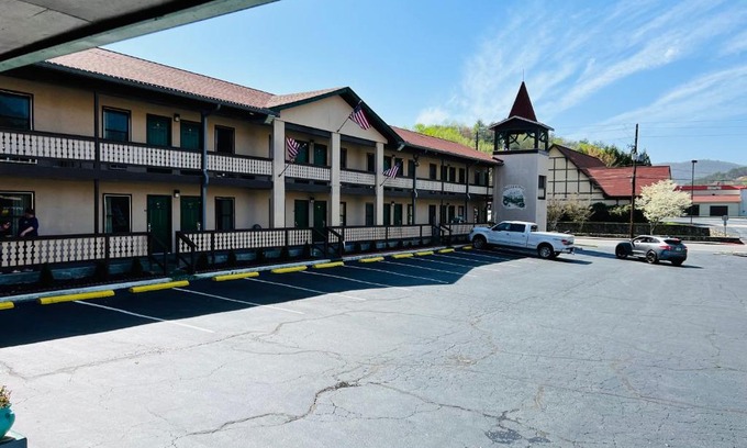 Helen Hotel | Alpine Valley Inn