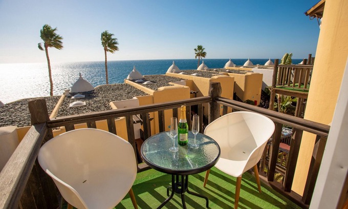 Playa del Aguila Ski Chalet | Altamar 52 with balcony&pool By CanariasGetaway