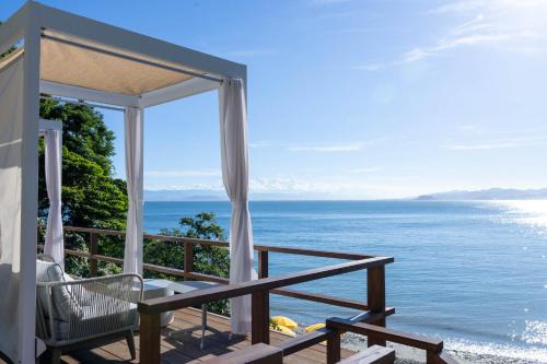 Minamiawaji Hotel | amarancia cottage hugging nature house