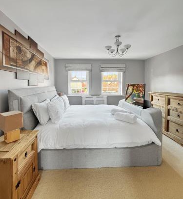 Newark House | Amaya Eight - Large 5 Bedroom - 3 Bathroom house - garden and driveway