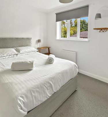 Grantham House | Amaya Three - Newly Renovated - Sleeps 6 - Grantham - Garden & Driveway