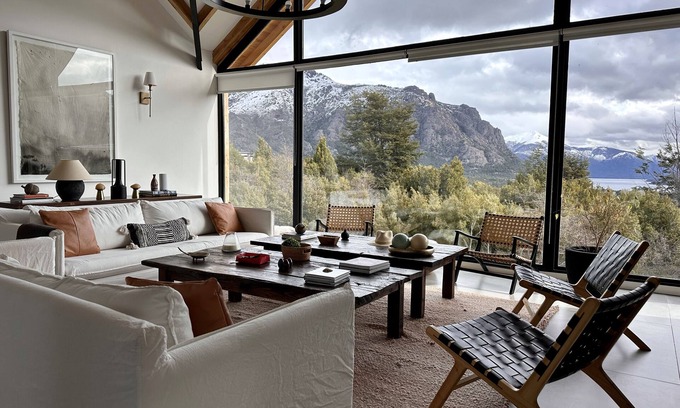 San Carlos de Bariloche House | Amazing house in Arelauquen with lake & mountain views full of light