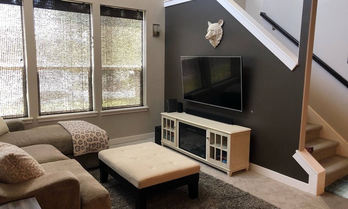 Farmington House | Amazing 3Bed Townhome in Farmington, Located minutes from Lagoon