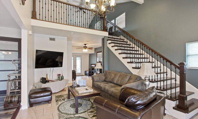 Fillmore House | Amazing 5 Bedroom House that Sleeps 10, Near City Park!