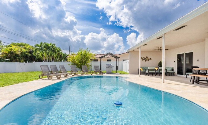 Hollywood Hills House | Amazing 5BR/3BA Villa Heated Pool near Hard Rock