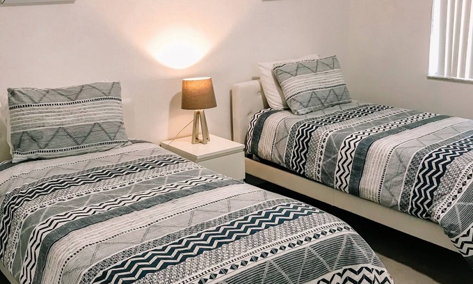 The Crossings Apartment | Amazing Apartment in Shamrock Kendall with Free Parking!