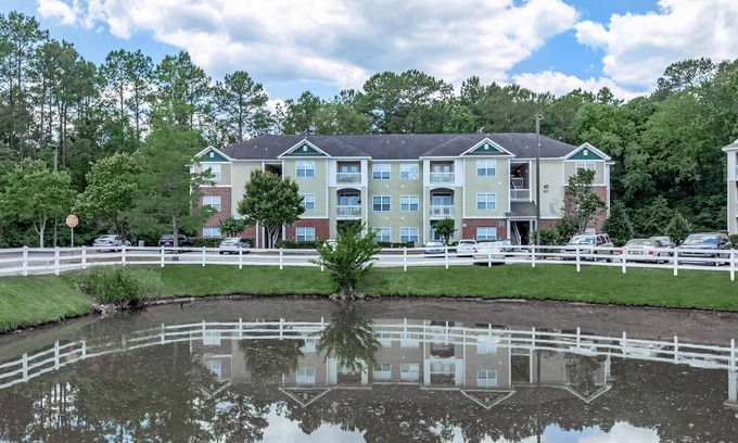 Ladson Apartment | Amazing apartment on 3rd floor close to everything
