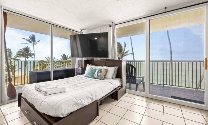 Punaluu Condo | Amazing Beachfront Condo w/AC