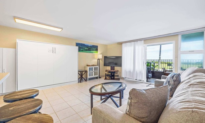 Punaluu Condo | Amazing Beachfront Condo by Pool w/AC