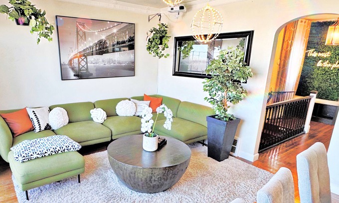 Upper Market House | Amazing City Views Free Parking & King Bed