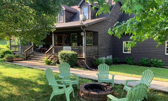 Spencer Cabin | Amazing cottage with HUGE screened in deck-3B-2.5B-hot tub-by Fall Creek Falls