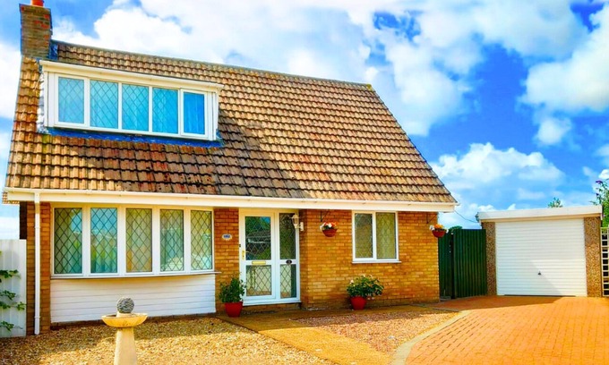 Chapel Saint Leonards Cottage | Amazing Family Cottage ★ near Beach & Attractions ★ Large Garden ★ Pet Friendly!