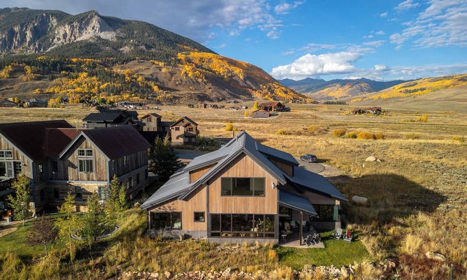 Crested Butte House | Amazing Family Mountain-Lux Ski Home in Quiet Neighborhood! Hot Tub, Fireplace!