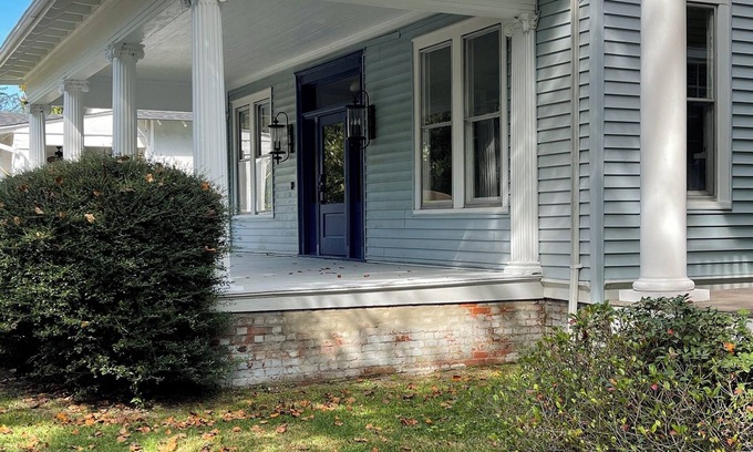 Olde Town Augusta Apartment | Amazing HGTV Designer King bedrm unit with zero gravity bed and king sofa bed