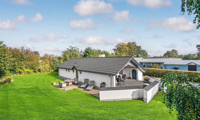 Pøt Strandby House | Amazing home in Juelsminde with sauna