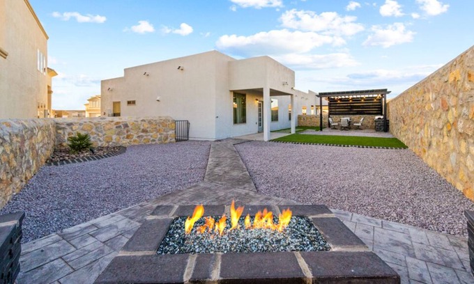 Biggs Field House | Amazing house with beautiful backyard and comfortable king size bed